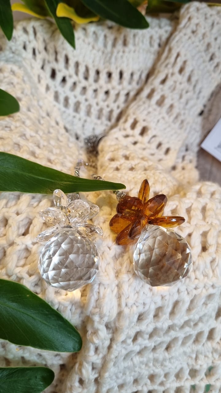 Dos colgantes de cristal sobre tejido claro